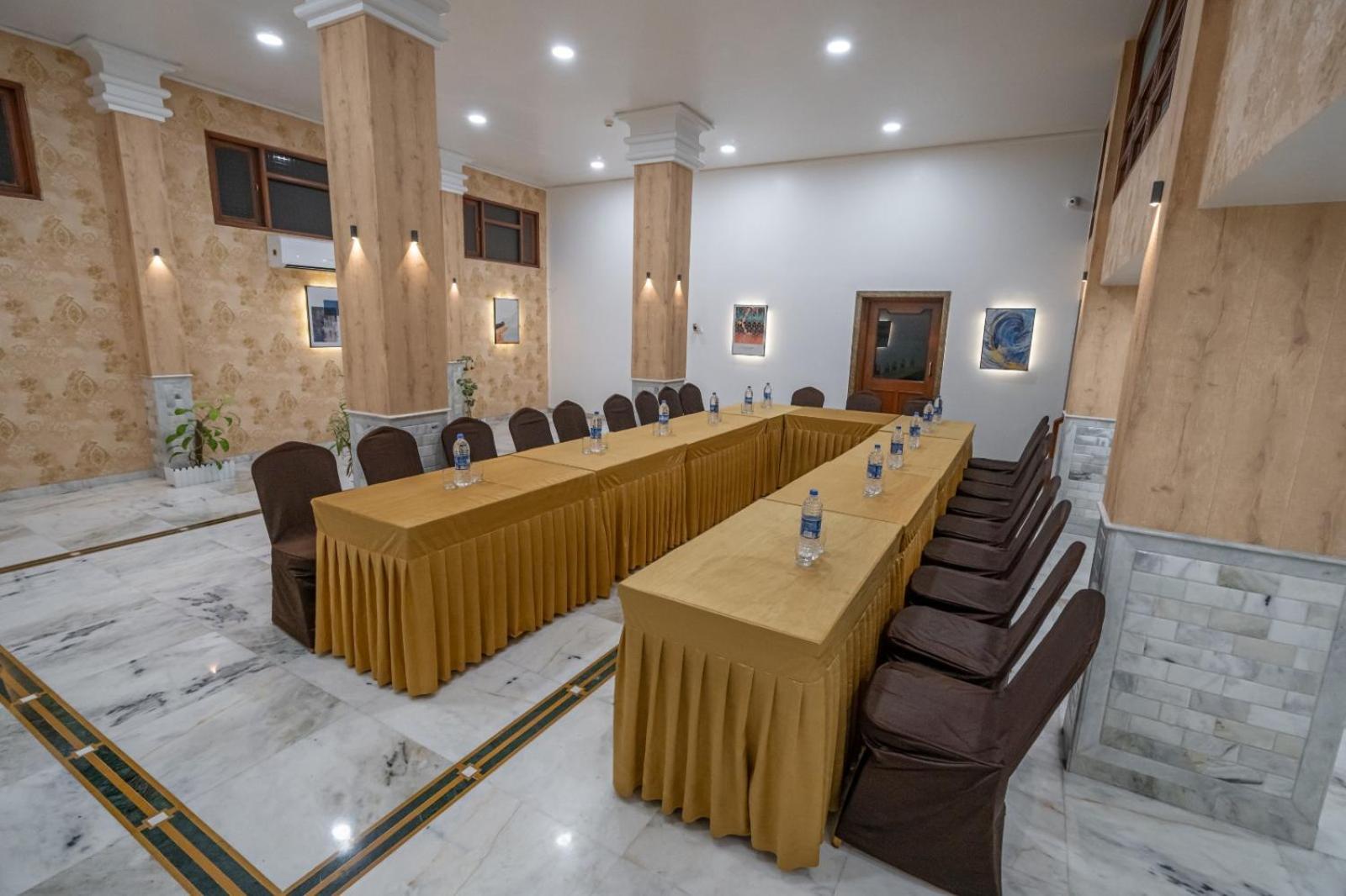 Hotel Apex สุรัต ภายนอก รูปภาพ